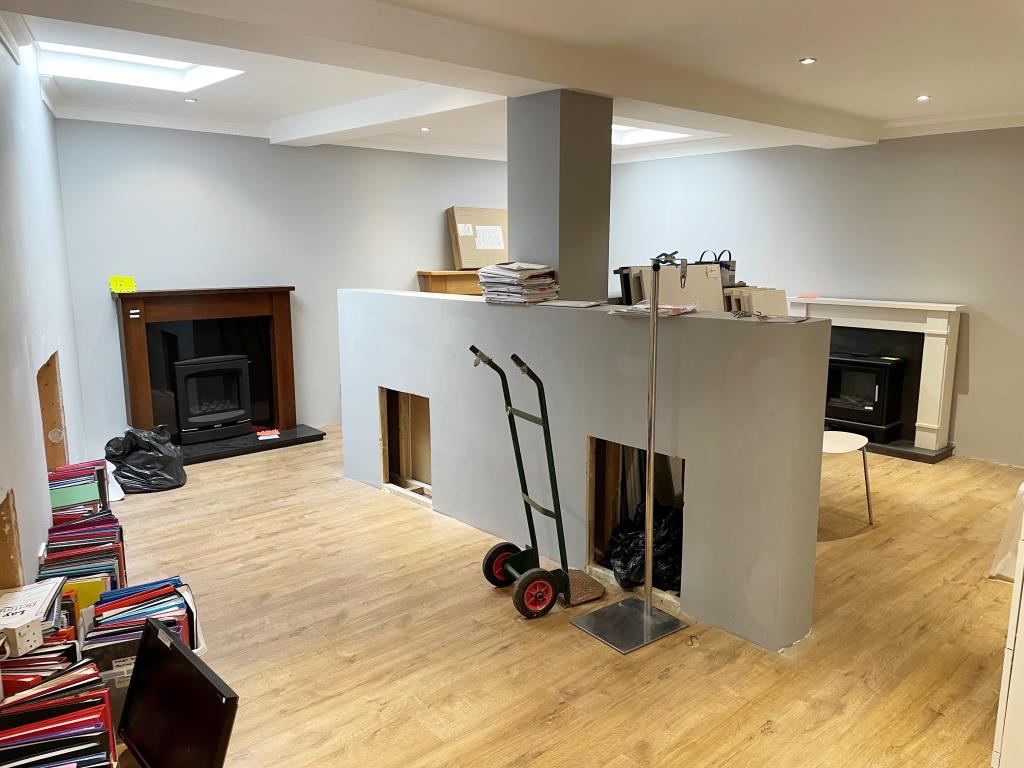Lot: 85 - TWO FREEHOLD SHOPS PLUS WORKSHOP AND TWO FLATS ABOVE - Showroom to rear of 36b